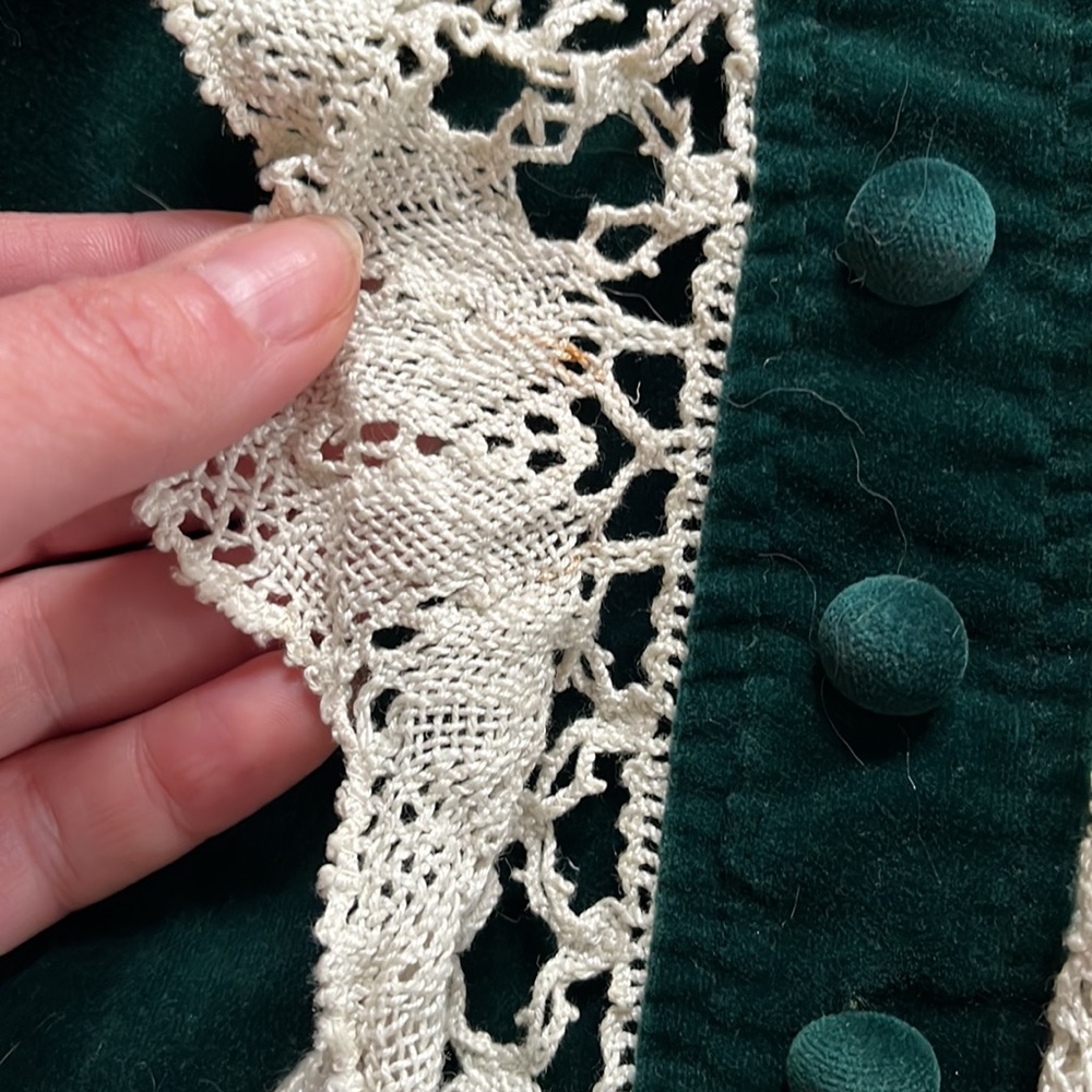 Beautiful 1960’s green velvet dress with ruffled front zipper in back. - Picture 5 of 9